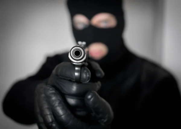 Retrato de homem armado em balaclava dentro de casa . — Fotografia de Stock