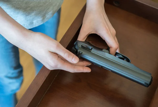 Ребенок нашел пистолет в ящике стола дома . — стоковое фото