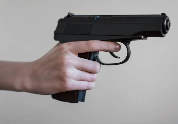 Niño mano sosteniendo un arma y apuntando . — Foto de Stock