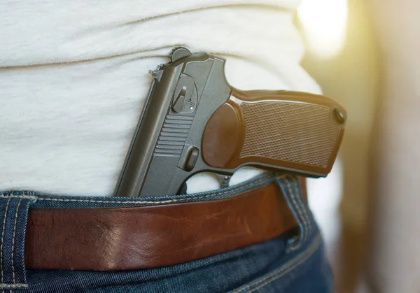 Man met pistool achter zijn rug. — Stockfoto
