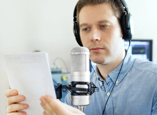 Bonito homem gravando um anúncio na estação de rádio . — Fotografia de Stock