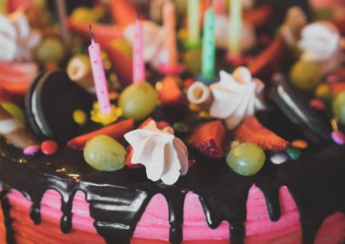 Pembe çikolata kek çilek, meringues ve üzüm.