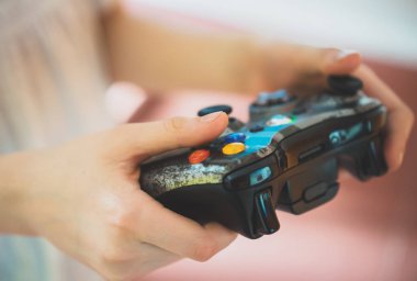 Bir joystick ile bilgisayar oyunları oynayan çocuk.