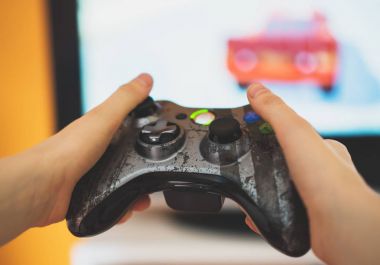 Bir joystick ile bilgisayar oyunu oynamak çocuk.