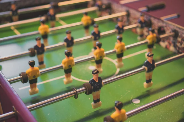 Jogo de futebol de mesa com jogadores amarelos e azuis . — Fotografia de Stock