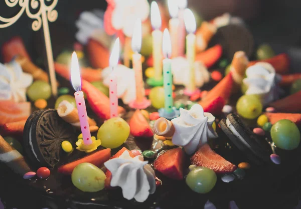 Pink chocolate cake with strawberries, meringues and grapes. — Stock Photo, Image