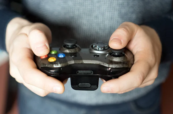 Hombre jugando juegos de ordenador con un joystick . — Foto de Stock