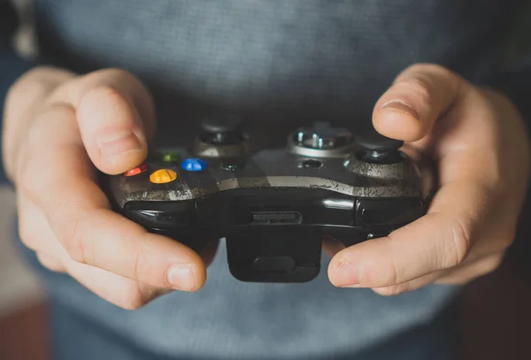 Man spelar datorspel med en joystick. — Stockfoto