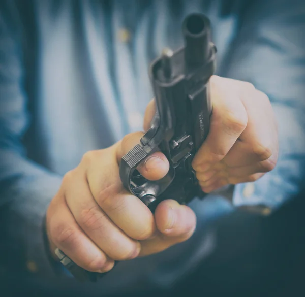 Mãos masculinas a recarregar arma. Vista de perto . — Fotografia de Stock