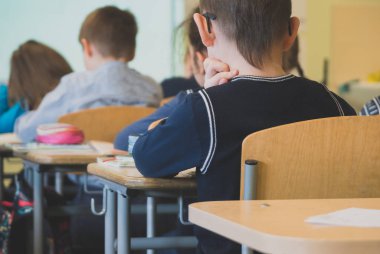 Çocuklar okulda sınıfta. Arkadan Görünüm.