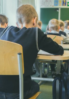 Çocuklar okulda sınıfta. Arkadan Görünüm.