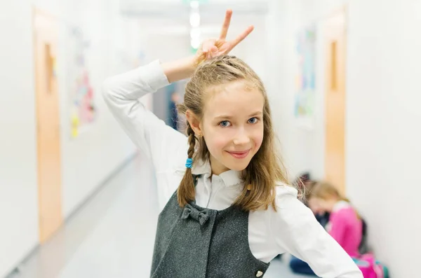 Rolig söt flicka på rasten i skolan. — Stockfoto