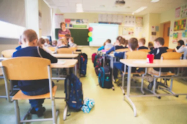 Kinderen en leraar in de klas op school. Wazig zicht. — Stockfoto