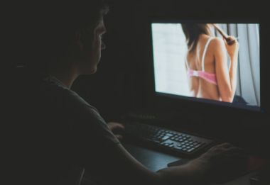 Geceleri bilgisayar erotik film izlerken adam.