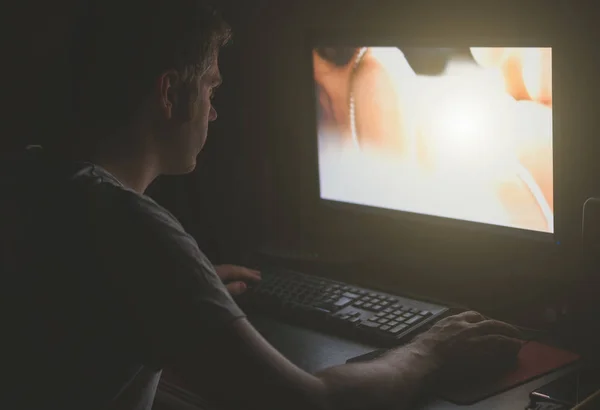 Mann schaut nachts Erotikfilm am Computer. — Stockfoto