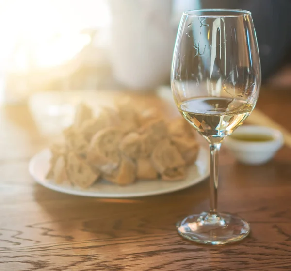 Стакан белого вина на столе. Дегустация вин . — стоковое фото