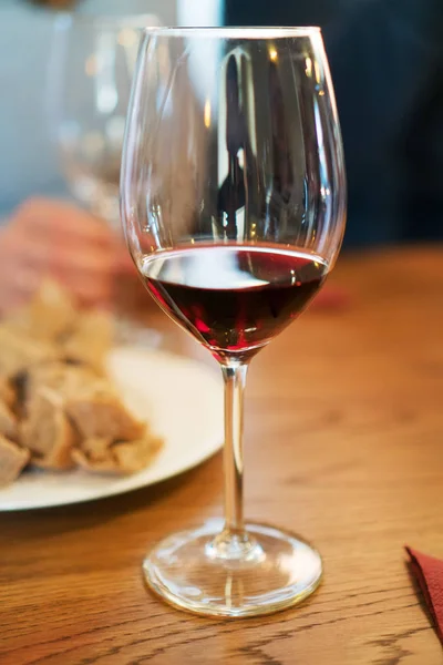 Ein Glas Rotwein steht auf dem Tisch. Weinverkostung. — Stockfoto