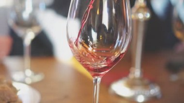 Şişe kırmızı şarap cam içine dökme. Şarap tadım.