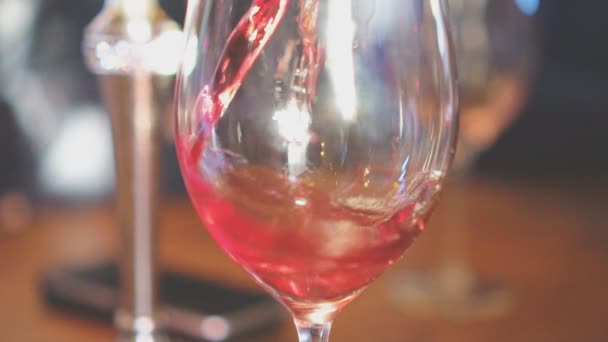 Şişe Kırmızı Şarap Cam Içine Dökme Şarap Tadım — Stok video
