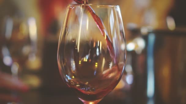 Wylewanie Czerwonego Wina Butelki Kieliszka Degustacji Wina — Wideo stockowe