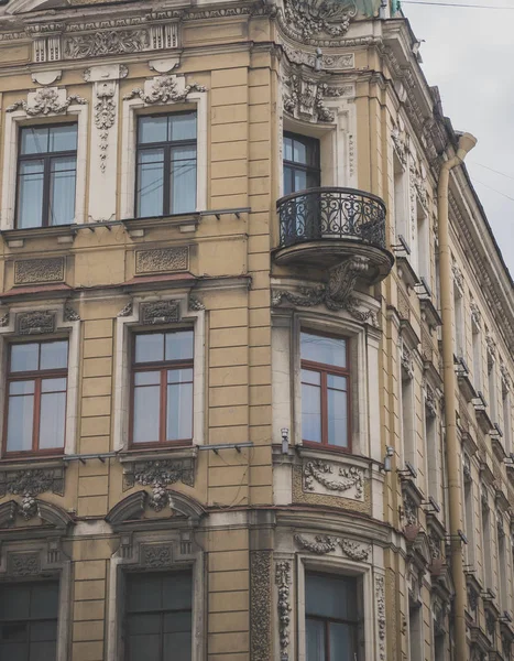 Edificio de fachada en Nevsky Prospect en Sankt-Petersburg, Rusia . — Foto de Stock