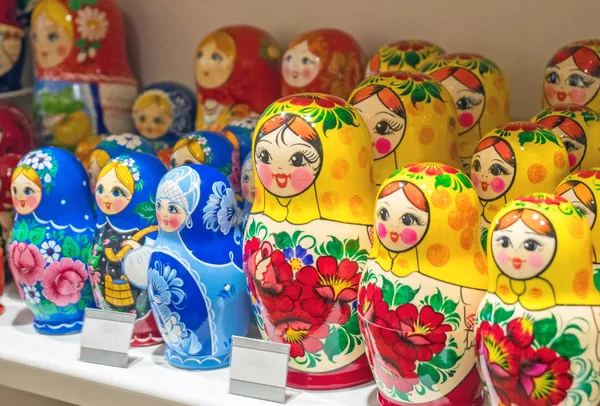 许多传统的嵌套娃娃或俄罗斯俄罗斯套娃在商店货架上. — 图库照片