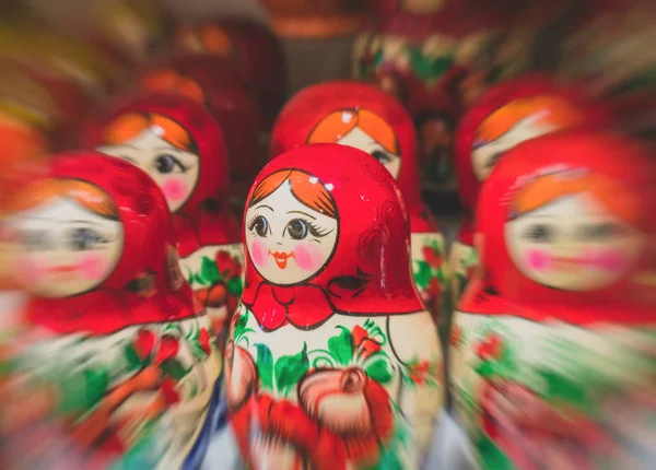 许多传统的嵌套娃娃或俄罗斯俄罗斯套娃. — 图库照片