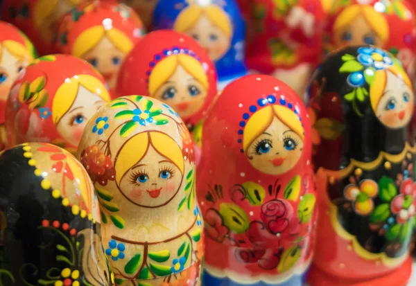 Lote de bonecas de nidificação tradicionais ou Matrioska russo . — Fotografia de Stock