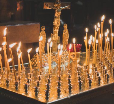Birçok mum Ortodoks Kilisesi tablo parlayan.