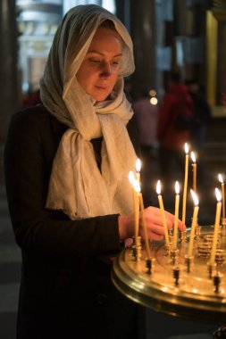 Kadın Rus Ortodoks Kilisesi içinde mum ışıkları.