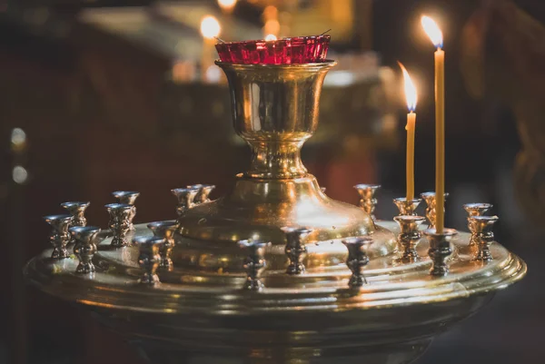 Crista de luz de vela de metal na igreja . — Fotografia de Stock