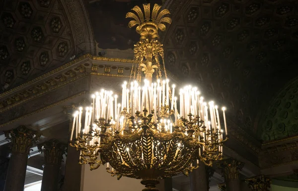 Πολυέλαιο με κεριά στον καθεδρικό ναό Καζάν. — Φωτογραφία Αρχείου
