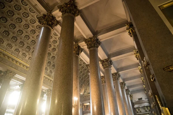 Kazanskiy Kafedralniy Sobor Saint Petersburg içinde sütunlar.