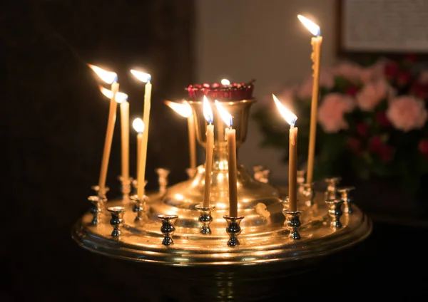 Crista de luz de vela de metal na igreja . — Fotografia de Stock