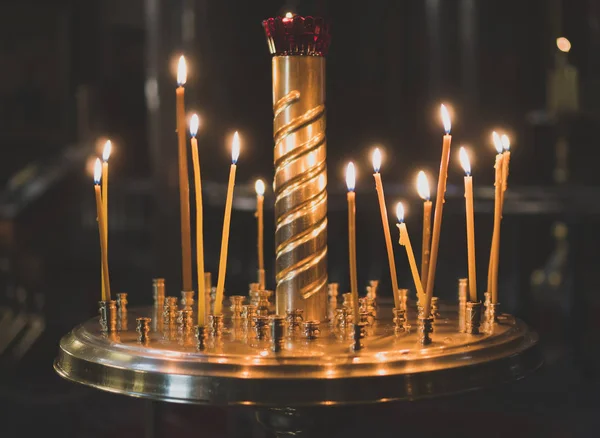 Crista de luz de vela de metal na igreja . — Fotografia de Stock