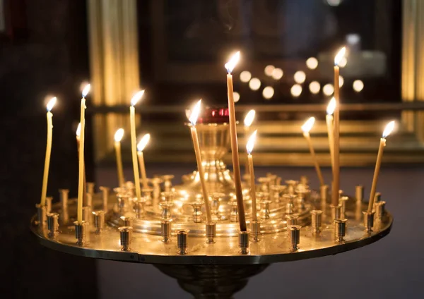 Crista de luz de vela de metal na igreja . — Fotografia de Stock