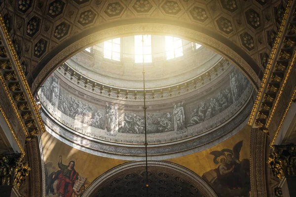 Cúpula dentro de Kazanskiy Kafedralniy Sobor en San Petersburgo . — Foto de Stock