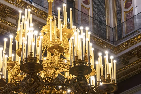 Kronleuchter mit Kerzen in der Kathedrale des Heiligen Isaak. — Stockfoto