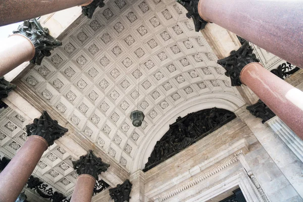 Columnas de la Catedral de San Isaac en San Petersburgo . —  Fotos de Stock