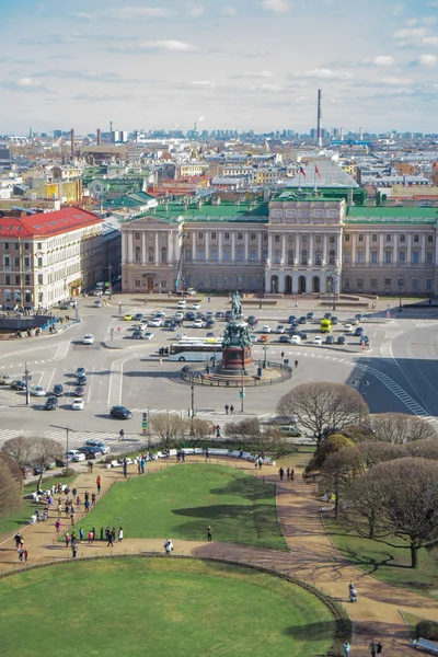 Исаакиевская площадь и Мариинский дворец в Санкт-Петербурге . — стоковое фото