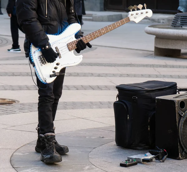 Straat muzikant spelen op de elektrische gitaar. Onherkenbaar persoon. — Stockfoto