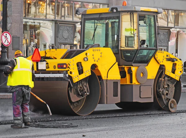 Straßensanierung. Straßenwalzen stapeln heißen Asphalt. — Stockfoto