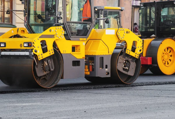 Road ombyggnad. Vägvältar stapling varm asfalt. — Stockfoto