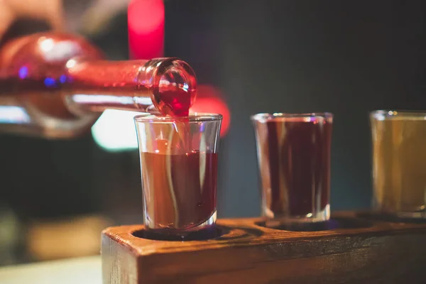 Štamprle s alkoholem v baru. — Stock fotografie