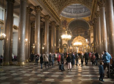 Sankt-Petersburg, Rusya Federasyonu, 22.04.2018 - Kazanskiy Kafedralniy Sobor içinde insanlar