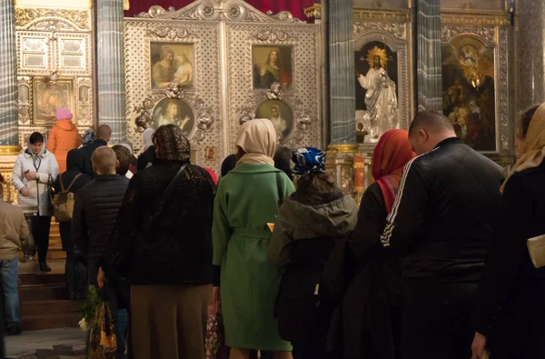 Sankt-petersburg, russland, 22.04.2018 - menschen im kazanskiy kafedralniy sobor — Stockfoto