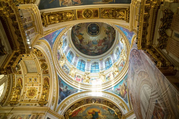 Sankt-Petersburg, Rusia, 22.04.2018 - Dentro de la Catedral de San Isaac — Foto de Stock