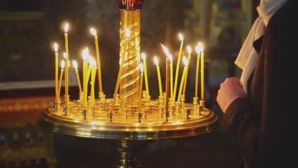 Metalen Kaars Licht Cresset Kerk — Stockvideo