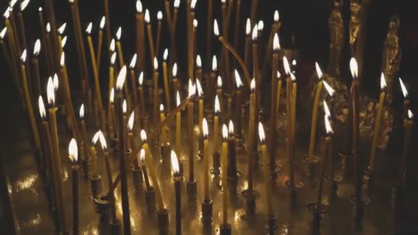 金属蜡烛灯 Cresset 在教堂里 — 图库视频影像
