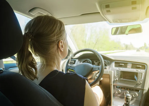 Frau Fährt Auto Innenansicht — Stockfoto